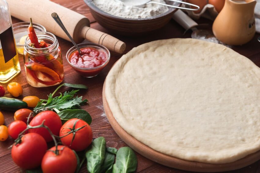 Szybkie ciasto na pizzę – sprawdź, jak zrobić je samemu!